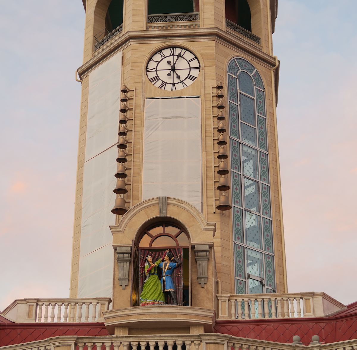 Turmuhren, Glockenspiel und Figurenumlauf in Aserbaidschan