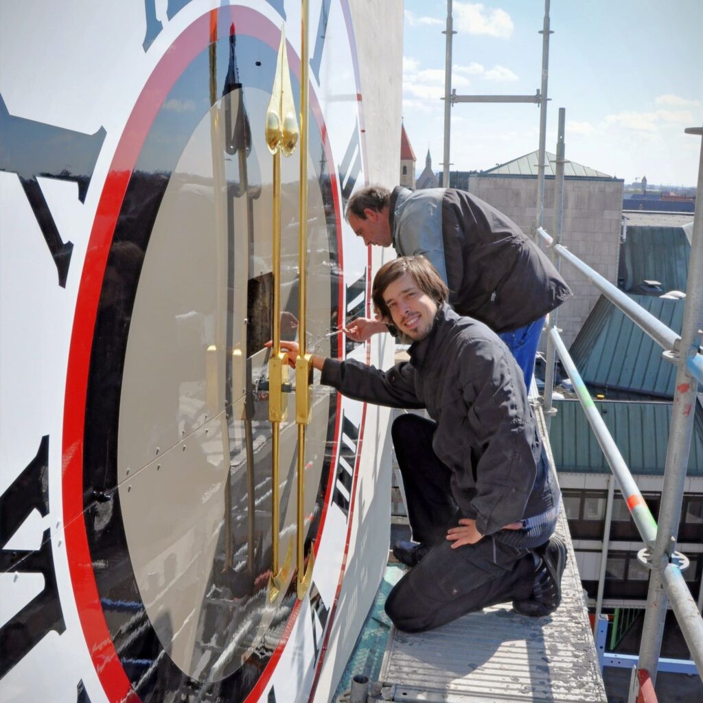 Zifferblattmontage an der Regensburger Neupfarrkirche