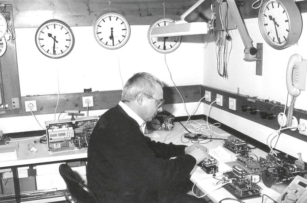 Georg Rauscher III bei der Erstentwicklung von elektronischen Funkhauptuhren