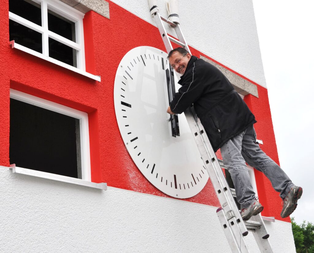 Montage der Außenuhr für den Turm am Fußballstadion des SSV Jahn