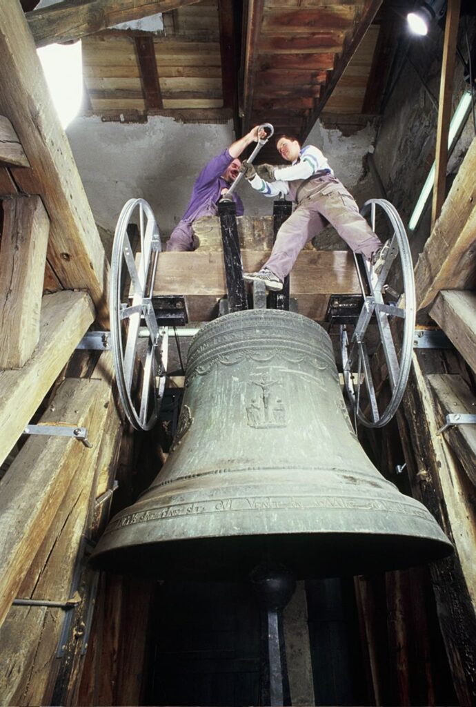 Montage eines neuen Holzjoches für die große Glocke der St. Lorenz Basilika in Kempten