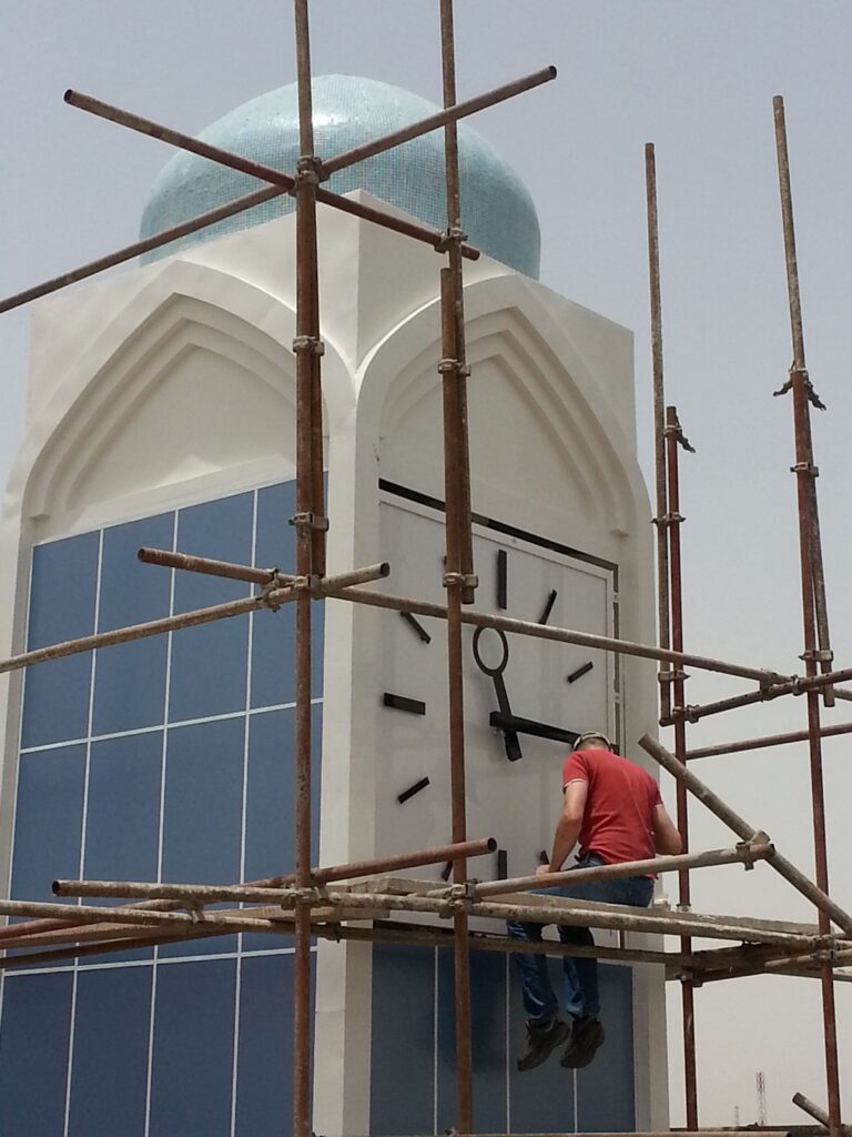 Montage Turmuhr für eine Moschee in Basrah, Irak