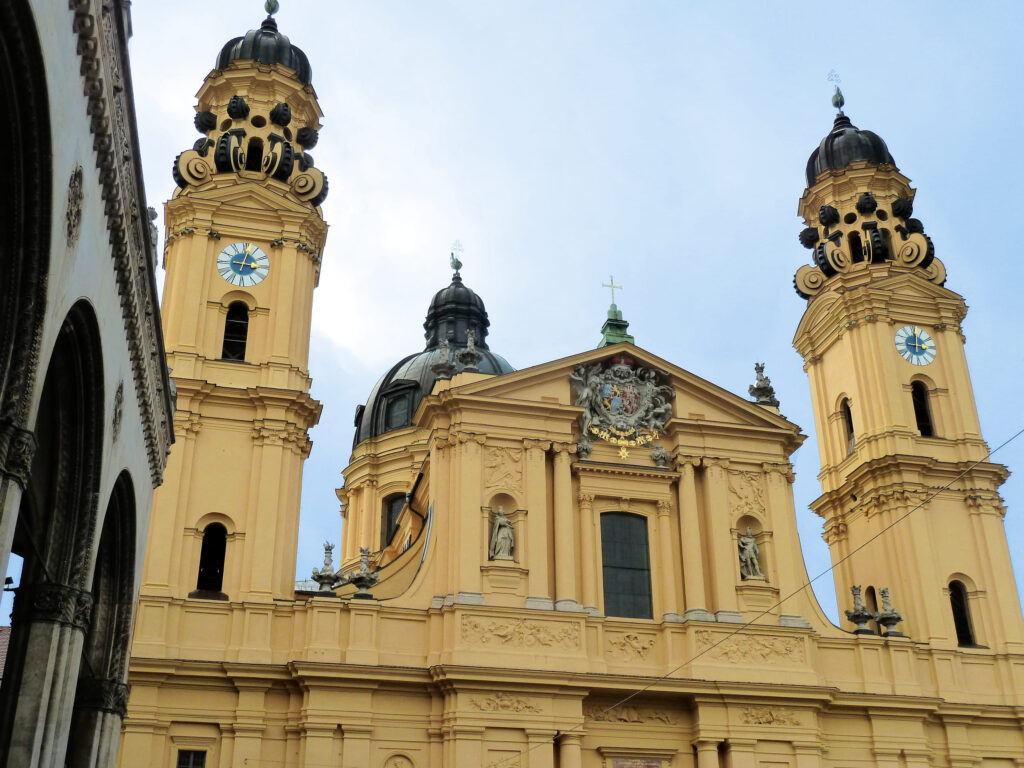Münchner Theatinerkirche mit renovierter Turmuhrenanlage