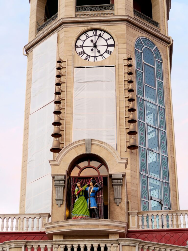Glocken- und Figurenspiel mit Turmuhr für das Hotel Saat Meydani in Nachitschewan
