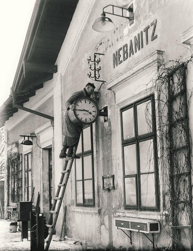 Montage von Bahnhofsuhren im heutigen Tschechien 1933