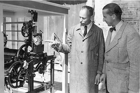 Georg Rauscher II mit einem Kunden bei der Münchner Handwerksmesse