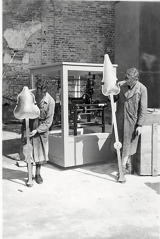 Mechanische Turmuhr mit Zeigern für die Münchner Theatinerkirche 1950
