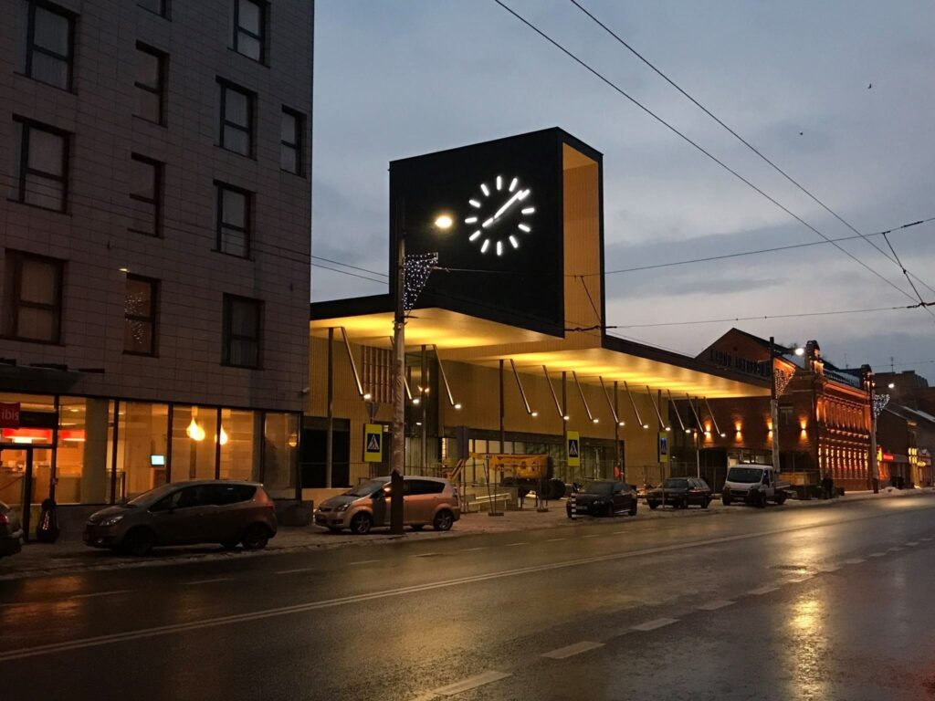 Beleuchtete Außenuhr am Busbahnhof in Kaunas, Litauen